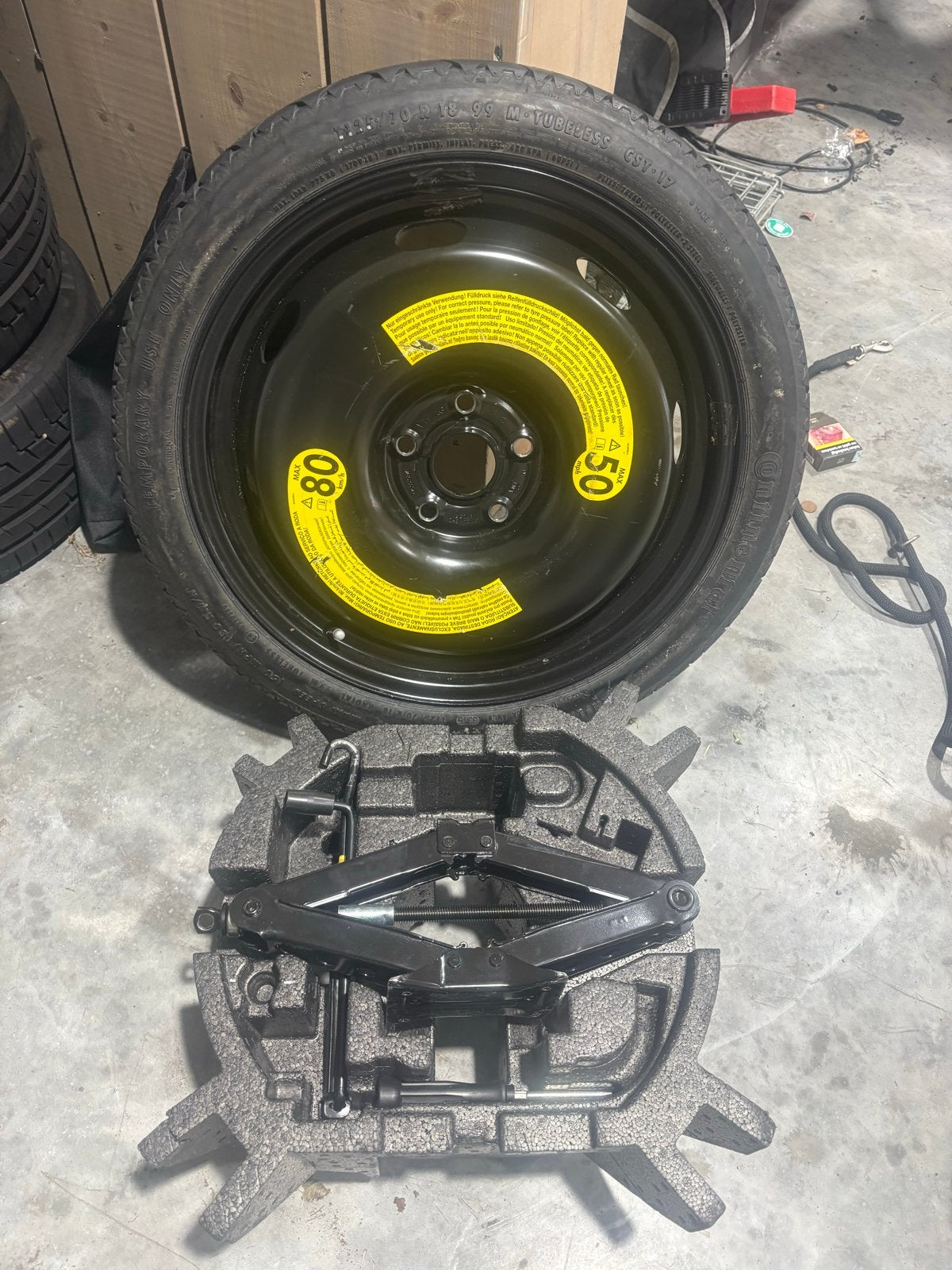 Volkswagen reservewiel/thuiskomer + monteerset, Ophalen, 18 inch, Gebruikt, Banden en Velgen