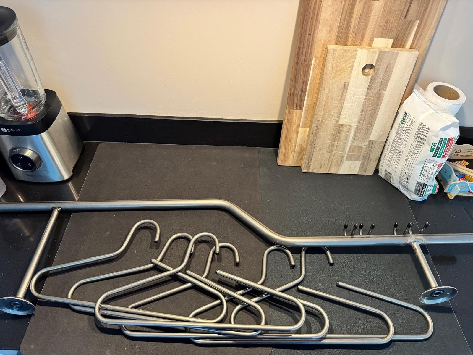 Metalen kapstok met hangers, Kleding | Dames, Kledinghangers, Ophalen of Verzenden, Gebruikt, Metaal, Volwassenen