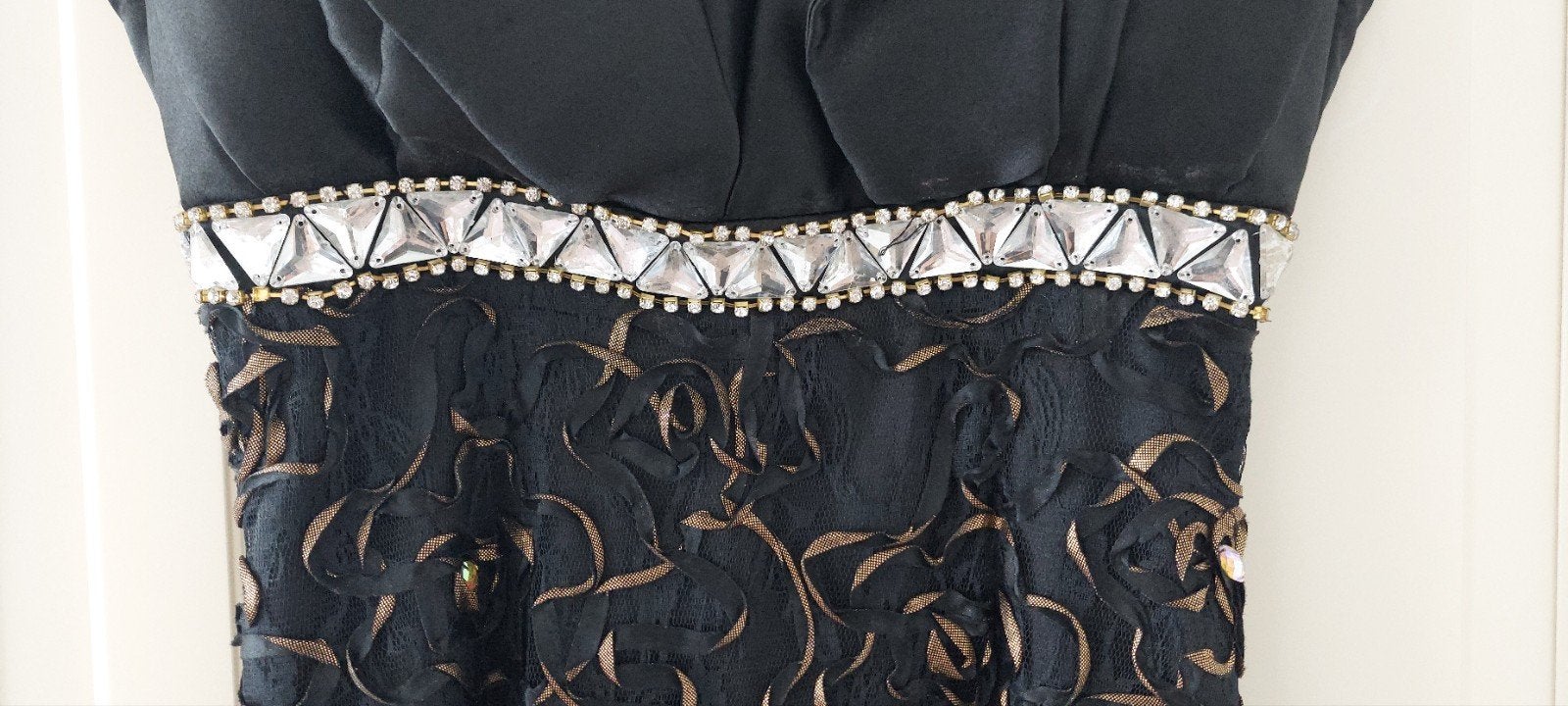 Elegante avondjurk met gouden details, Zwart, Ophalen of Verzenden, Maat 36 (S), Onder de knie