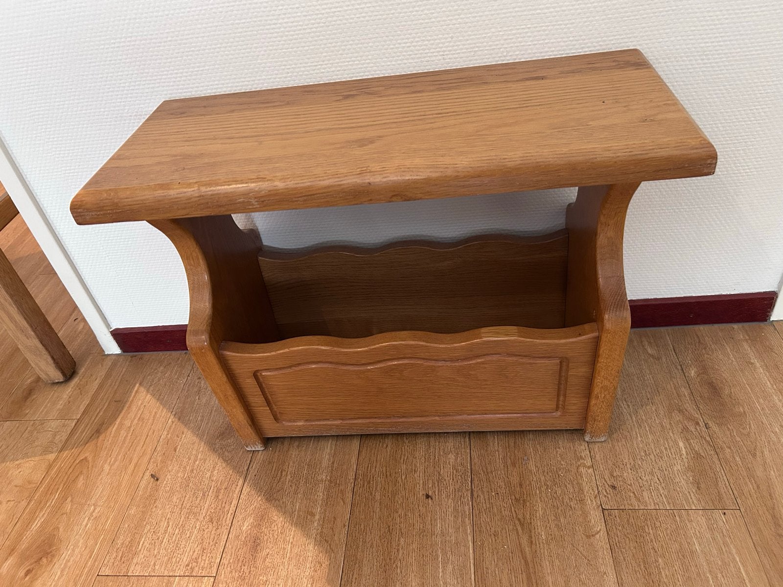 Licht eikenhouten krantenbak, Huis en Inrichting, Woonaccessoires | Krantenbakken en Lectuurbakken, Krantenbak, Ophalen, Gebruikt
