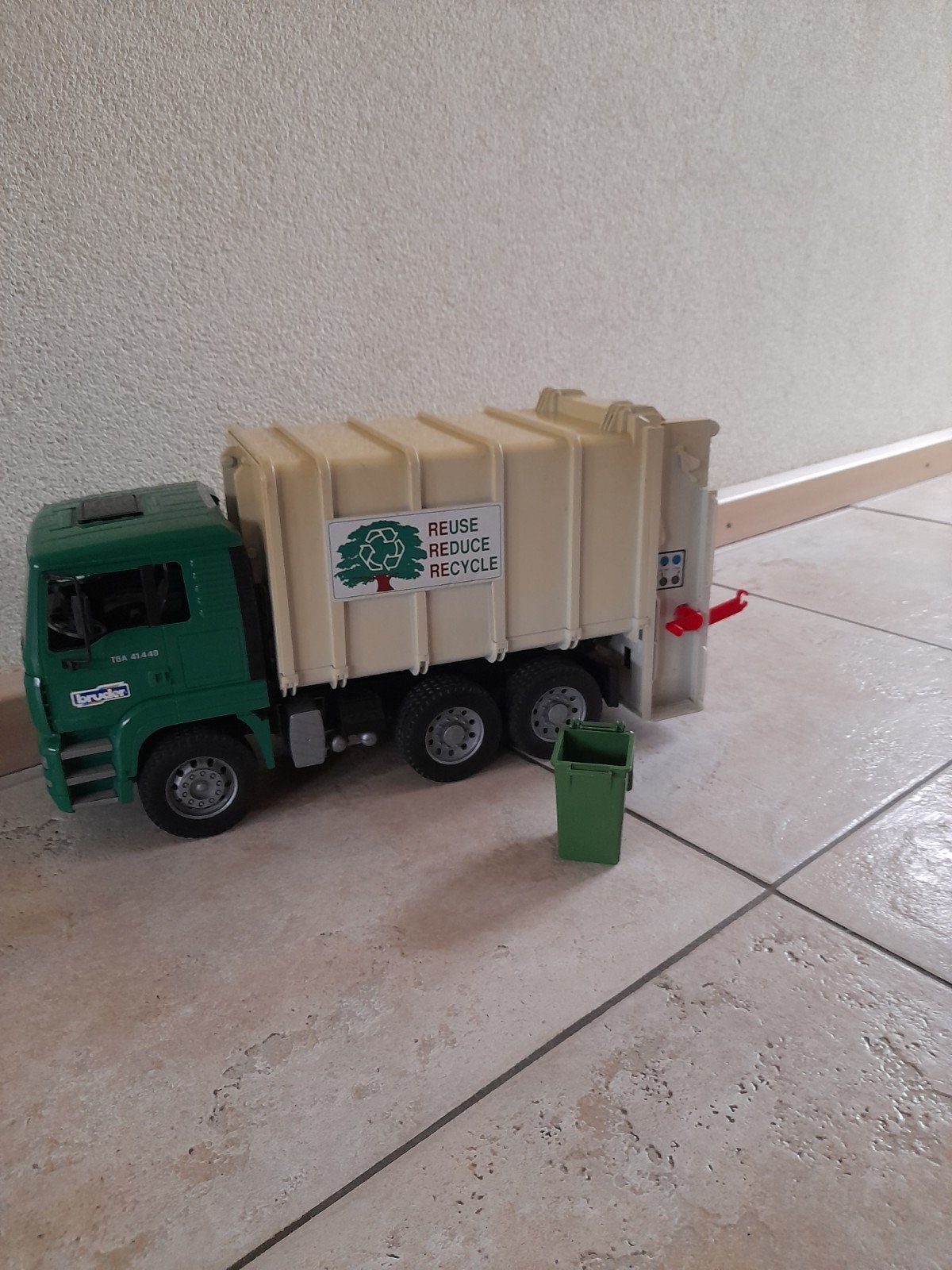 bruder vuilnis wagen, Ophalen