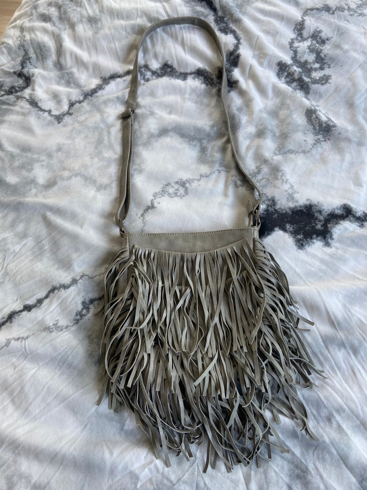 Leuke grijze tas met franjes, Sieraden, Tassen en Uiterlijk, Tassen | Damestassen, Ophalen of Verzenden, Zo goed als nieuw, Grijs