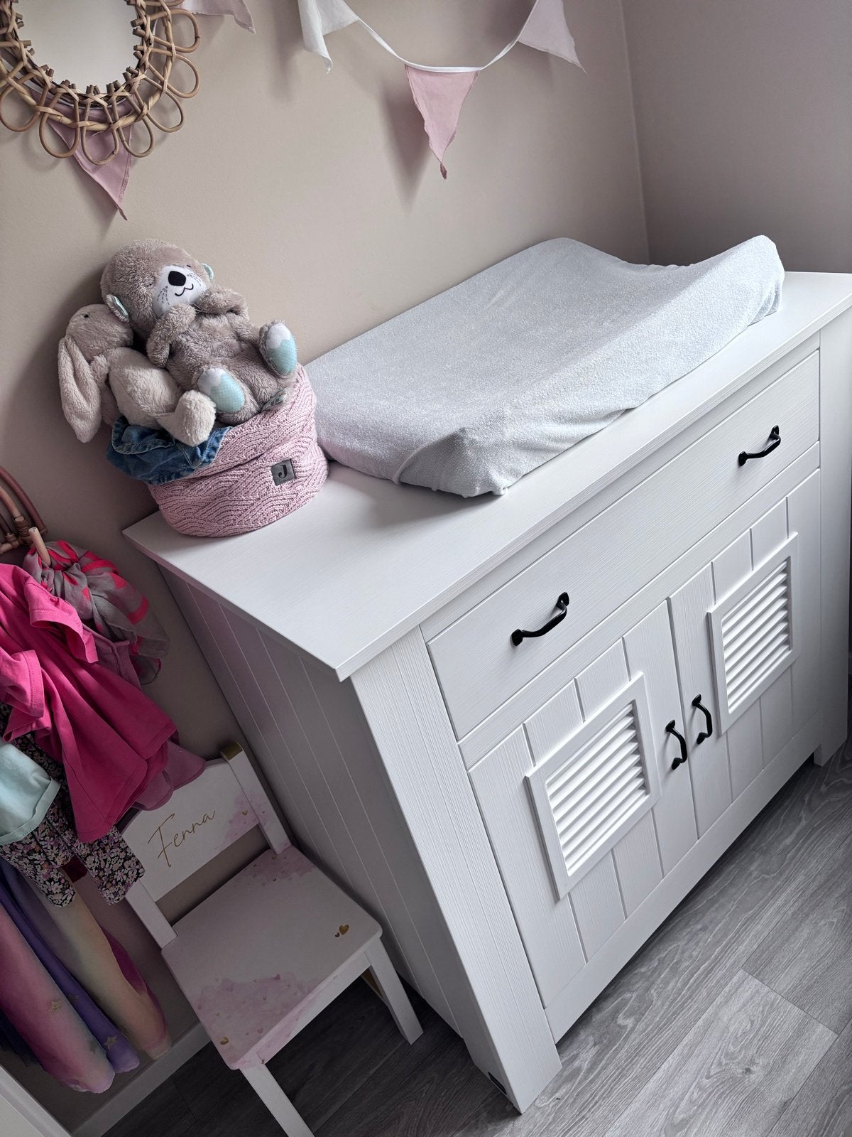 Witte commode met lade en deurtjes, Kinderen en Baby's, Kinderkamer | Commodes en Kasten, Ophalen, Gebruikt, 50 tot 70 cm, 75 tot 100 cm
