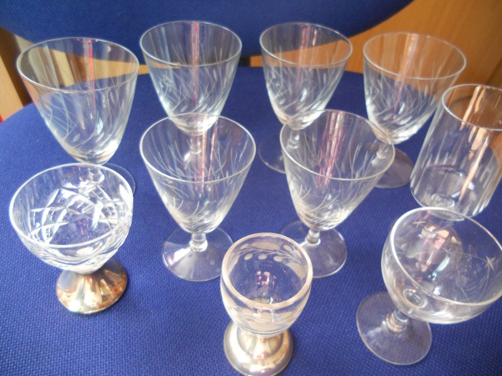 10 oude geslepen glaasjes op voet, Verzamelen, Ophalen, Zo goed als nieuw, Borrel- of Shotglas