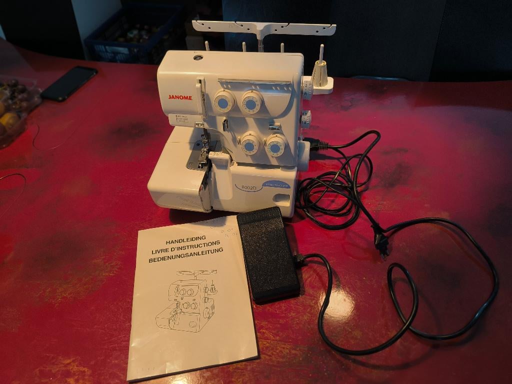 Janome 8002D lockmachine met veel toebehoren, Ophalen, Zo goed als nieuw, Lockmachine, Janome