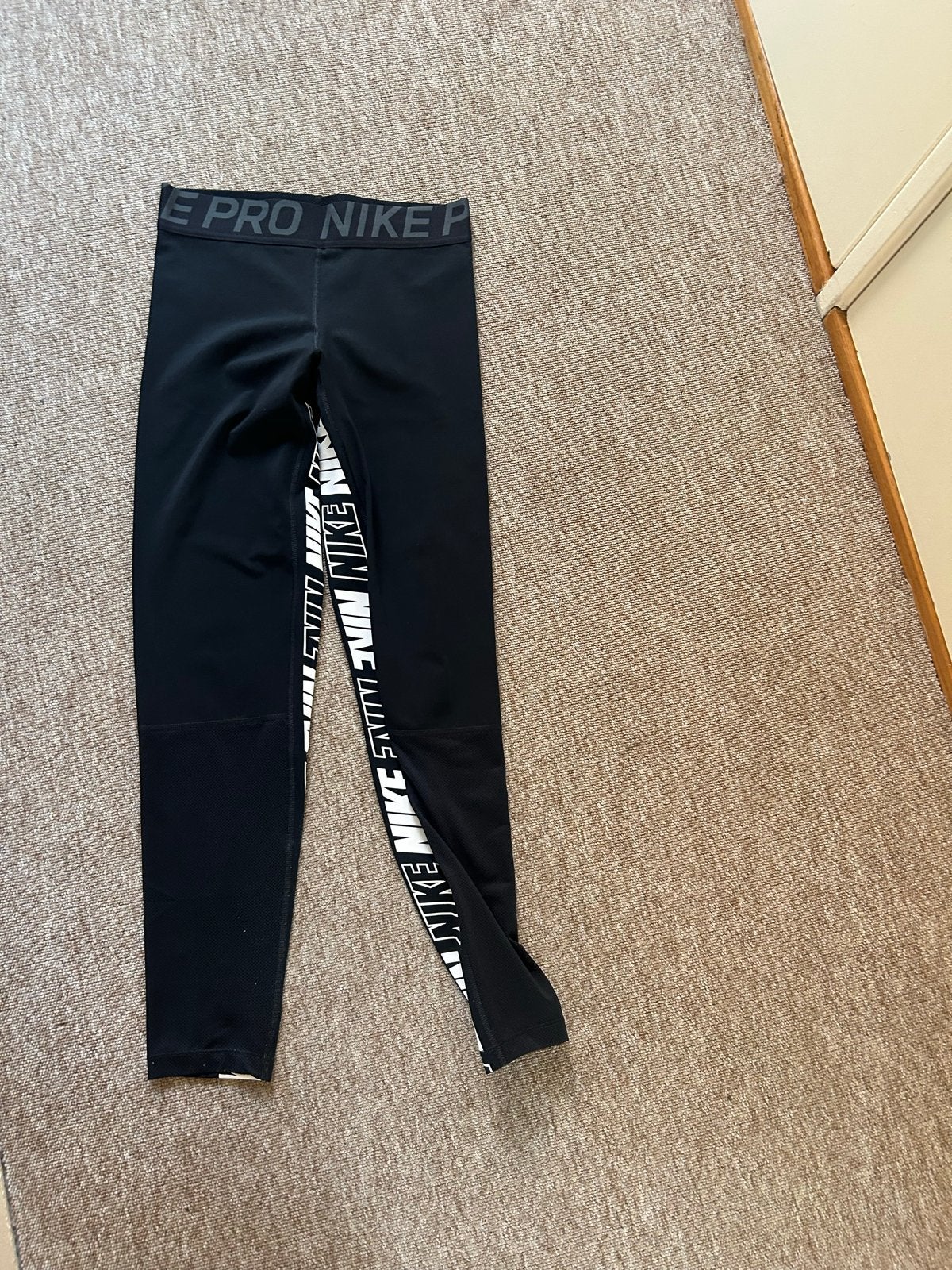 Nieuwe Nike Pro legging maat M met logo, Legging, Zwart, Nieuw, Maat 40/42 (M)