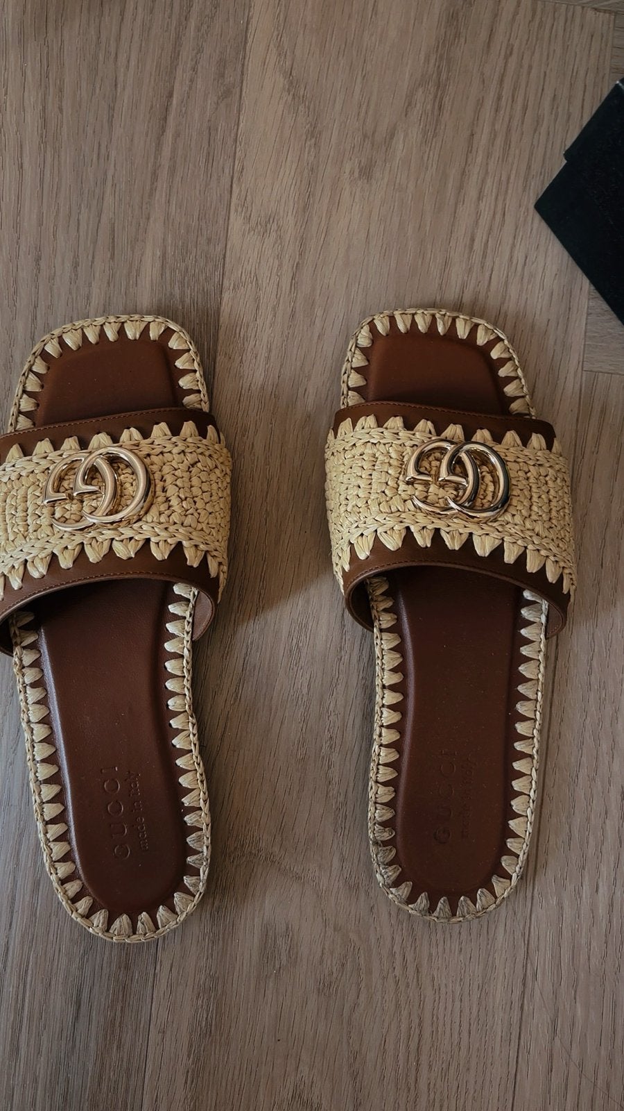 Gucci Raffia Sandalen met GG logo - Maat 35.5 (valt als 36), Ophalen, Zo goed als nieuw, Bruin, Slippers