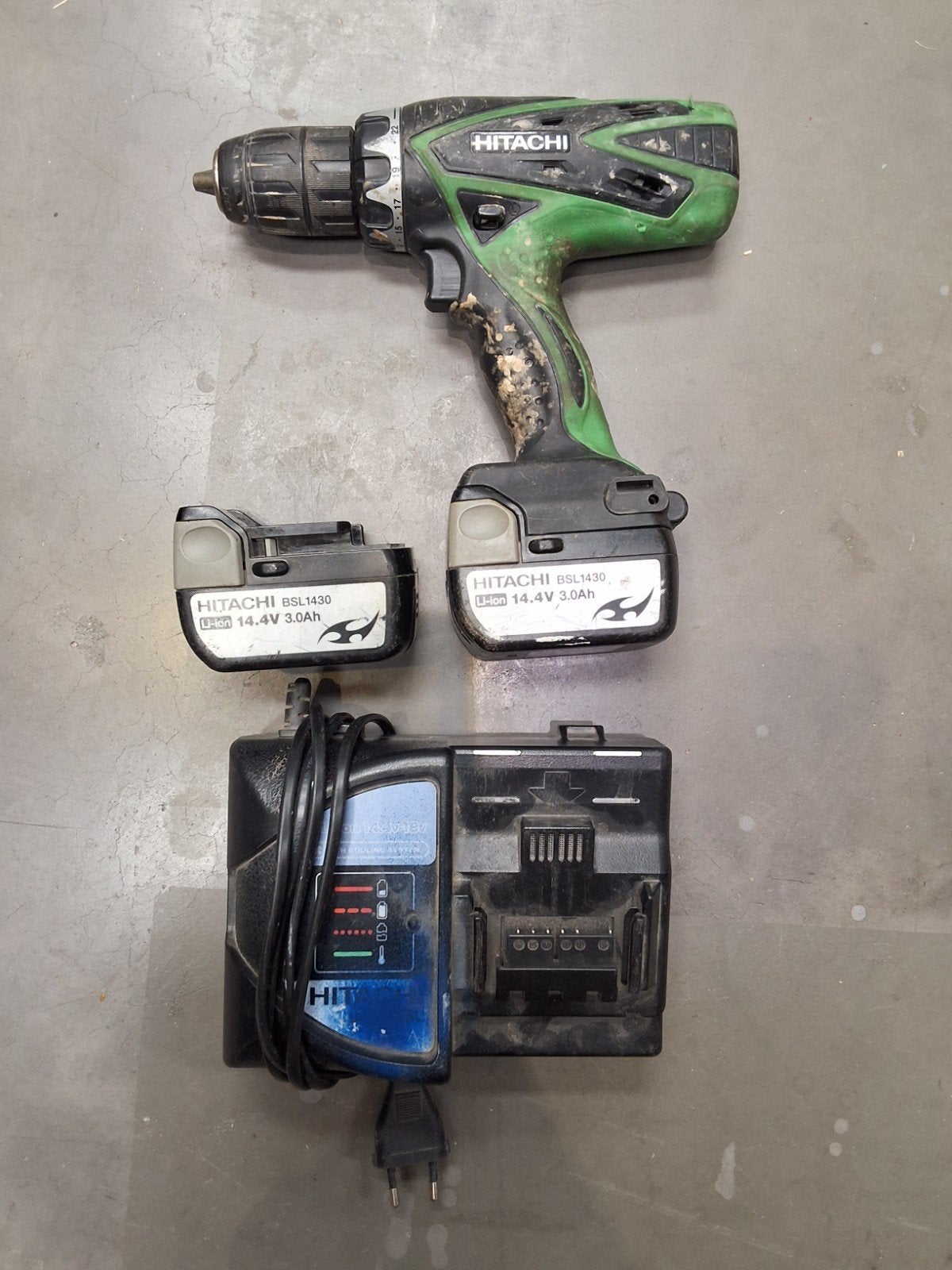 Hitachi accuboormachine 14,4V met snellader, Ophalen of Verzenden, Gebruikt, Minder dan 400 watt, Boor- en Schroefmachine