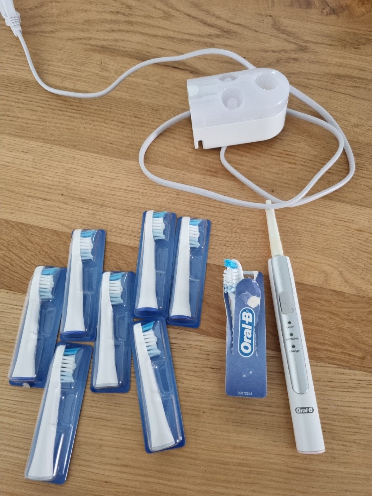 Oral-B elektrische tandenborstel met 8 nieuwe opzetborstels, Ophalen of Verzenden, Gebruikt, Mondverzorging