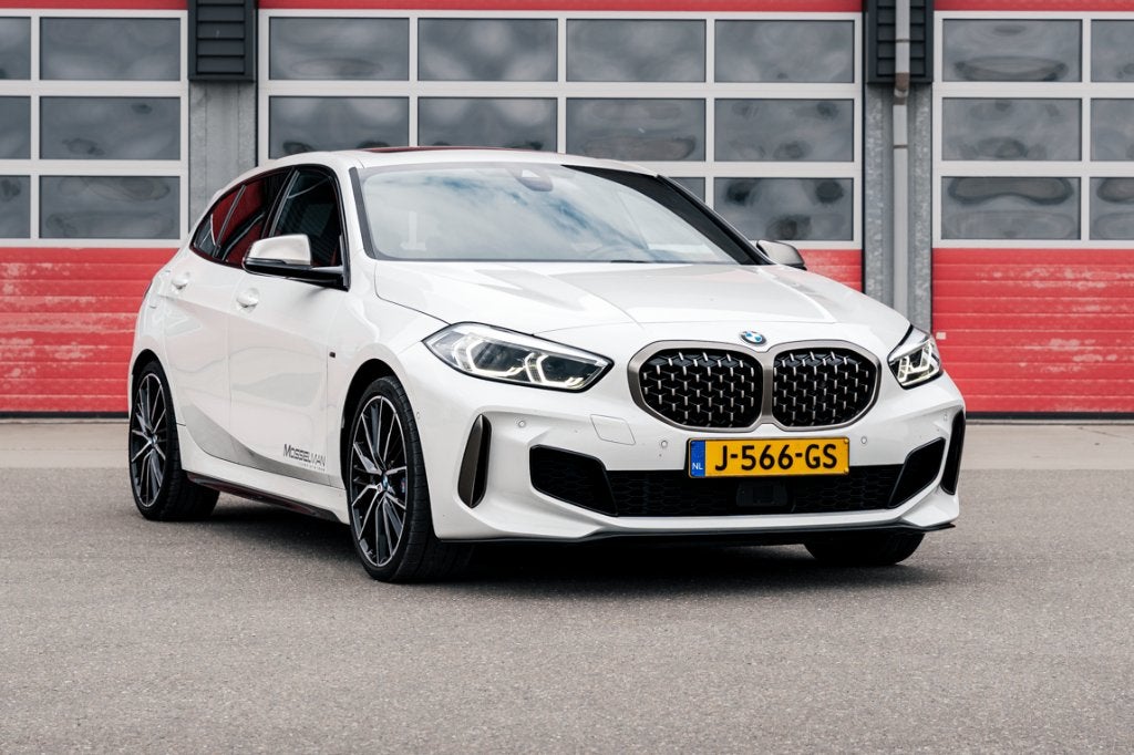 BMW M135i | 306 PK | 2020 | Panodak | HUD | Harman Kardon, 1998 cc, 4 cilinders, Alcantara, Wit