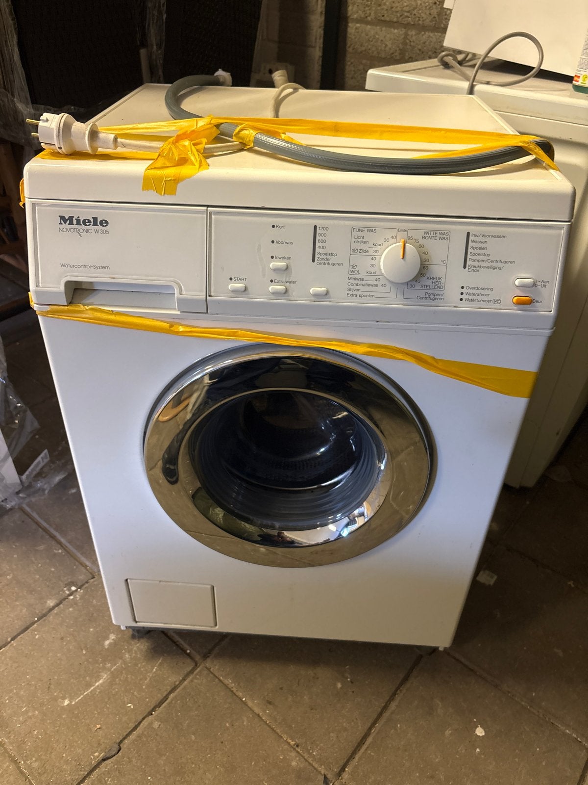 Miele Novotronic W305 Wasmachine - Betrouwbaar en Degelijk, Gebruikt, Ophalen of Verzenden, Voorlader, Wolwasprogramma