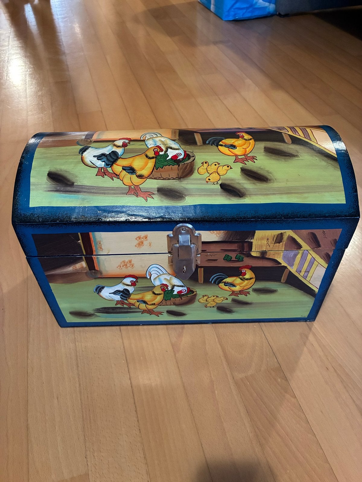 Decoratieve houten kist met kippen en kuikens, Ophalen, Minder dan 50 cm, Gebruikt, 5 – 50