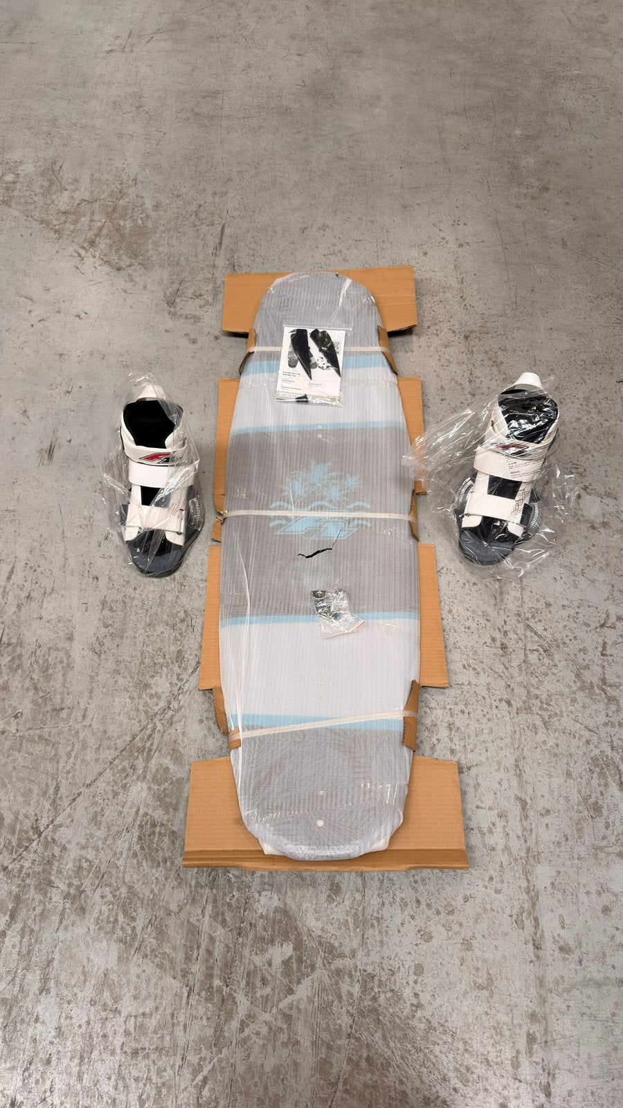 F2 Coast Wakeboard 140 cm + Bindingen 42-45 – Nieuw, Ophalen of Verzenden, Nieuw, Board en Schoenen