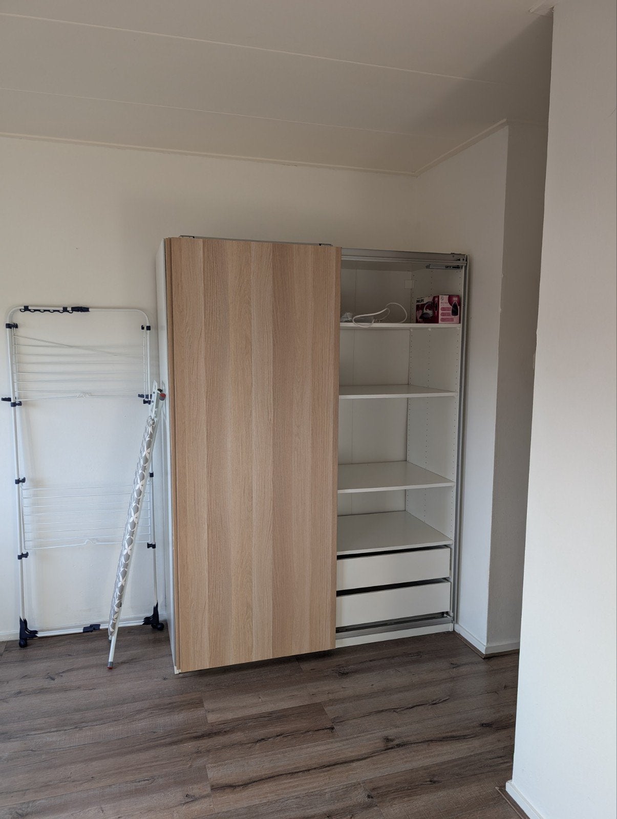 Foto 2 van Kledingkast met schuifdeuren
