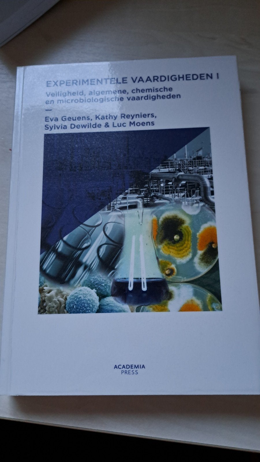 Experimentele Vaardigheden I - Chemie & Microbiologie, Boeken, Studieboeken en Cursussen, Zo goed als nieuw, Eva Geuens, Kathy Reyniers, Sylvia Dewilde, Luc Moens