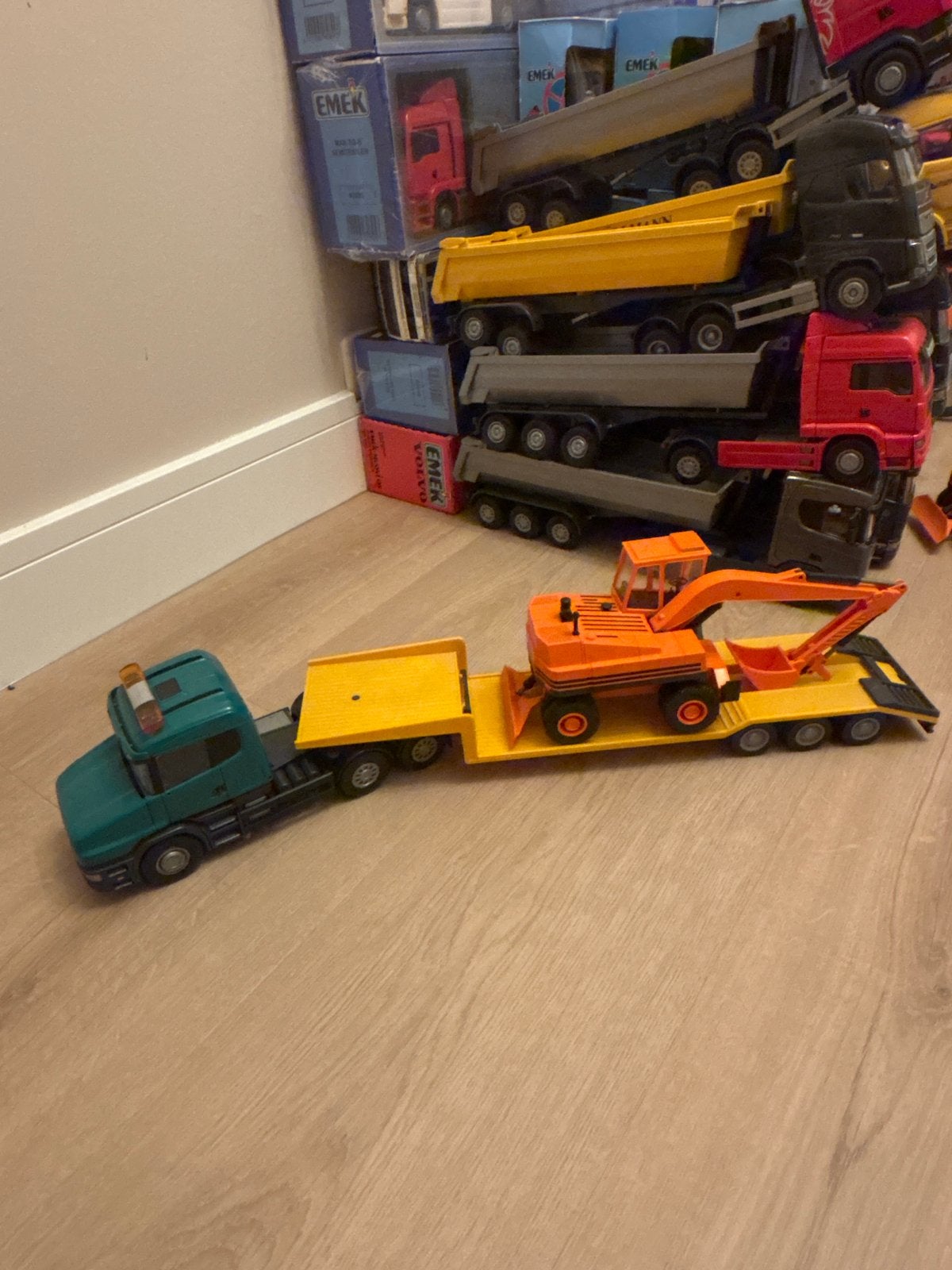 Emek Scania T144G 530 6x4 met dieplader en kraan, Ophalen of Verzenden, Gebruikt