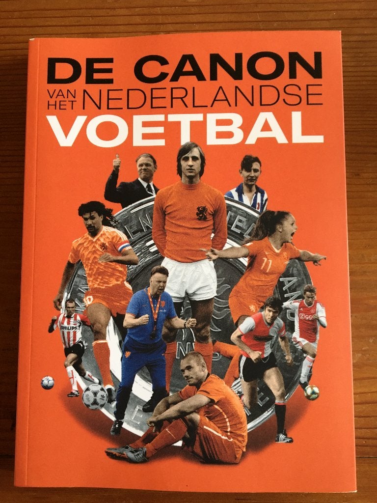voetbalboek- De canon van het Nederlandse voetbal, Boeken, Ophalen of Verzenden, Zo goed als nieuw, Balsport