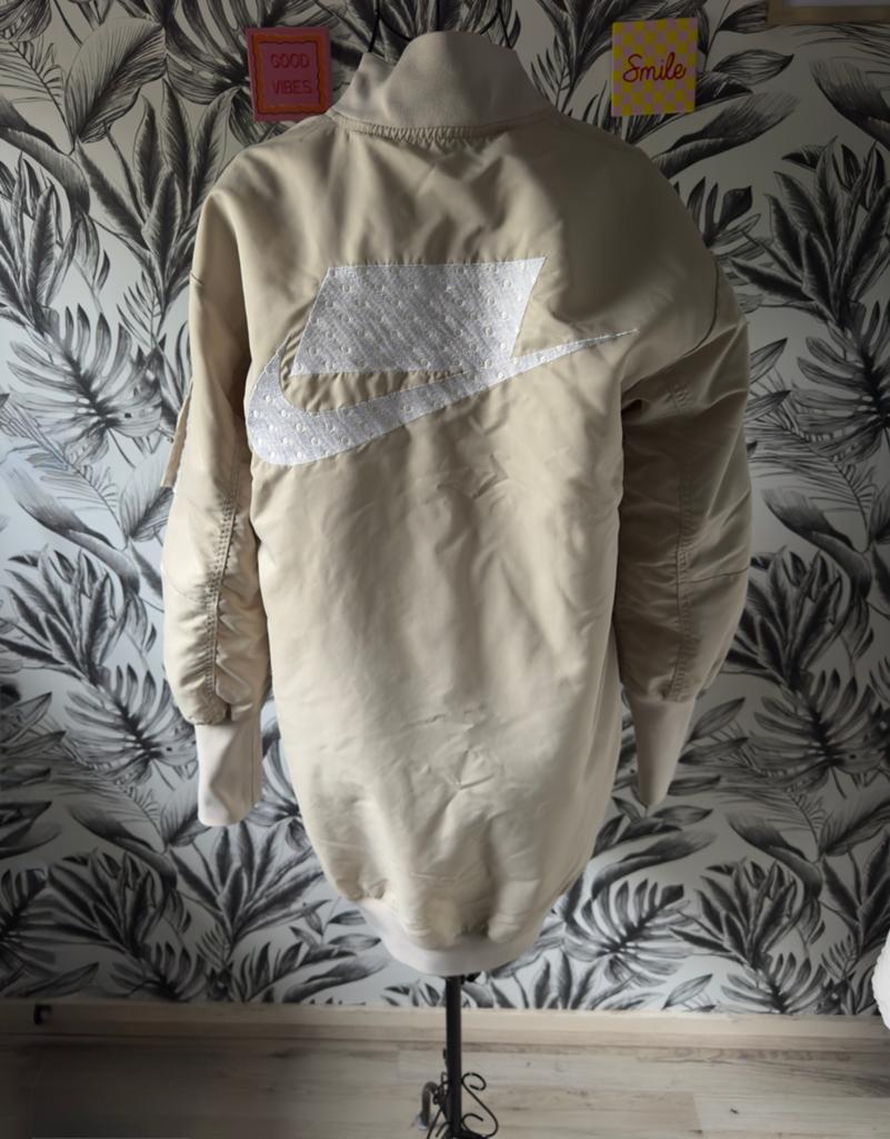Nike NSW Insulated Parka MA-1 Lange Bomberjas 932049-221, Beige, Ophalen of Verzenden, Zo goed als nieuw, Jasje