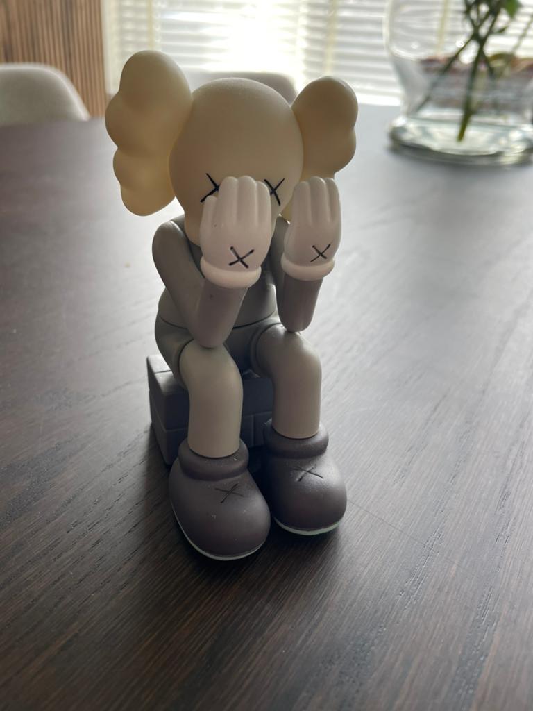 Kaws zittend, Verzamelen, Beelden en Beeldjes, Ophalen of Verzenden, Nieuw