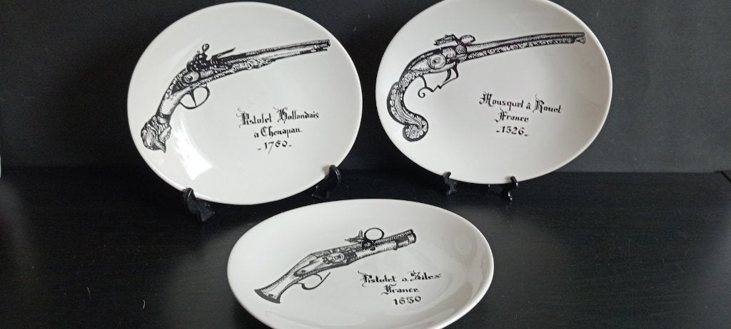 Decoratieve ontbijtborden met historische vuurwapens, Ophalen of Verzenden, Zo goed als nieuw, Bord(en), Overige stijlen