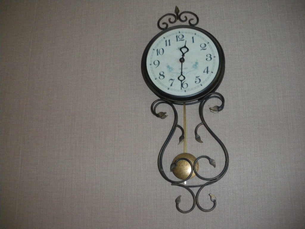 zgan hele mooie sierlijke metalen wand klok analoog, Ophalen of Verzenden, Zo goed als nieuw, Analoog, Wandklok