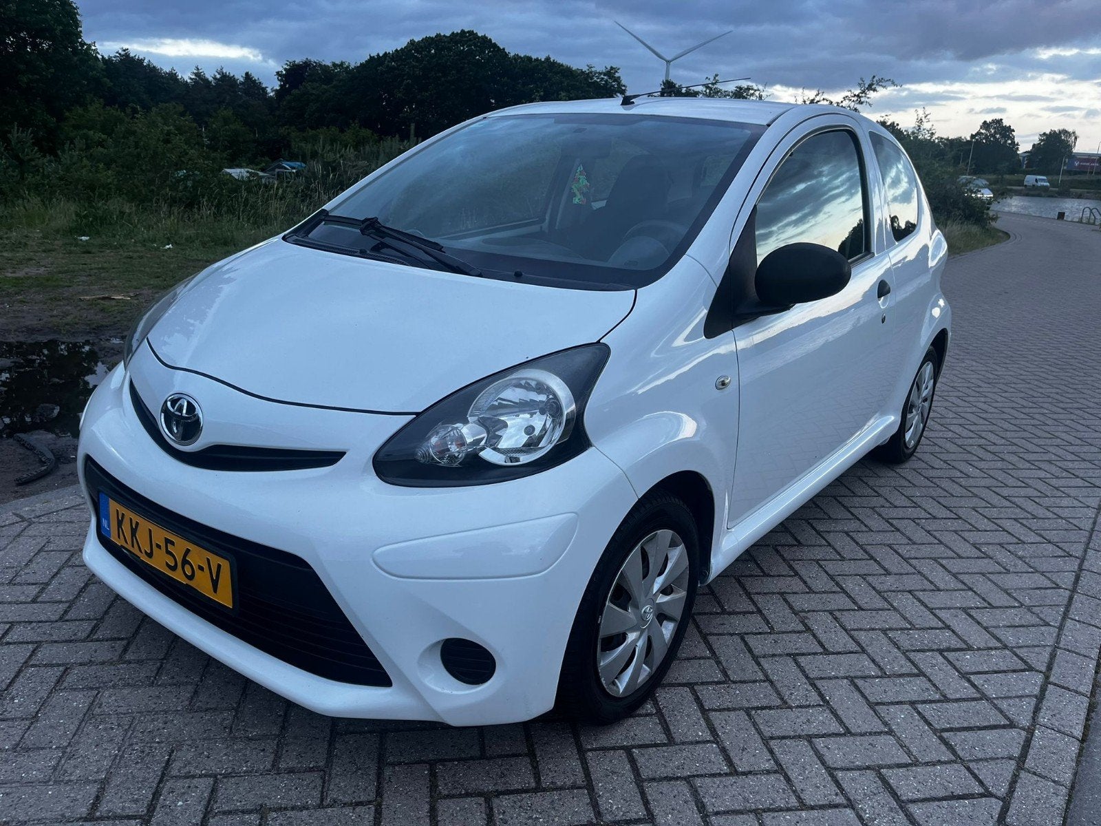 Toyota Aygo 1.0 12V Vvt-i 3DRS MMT 2013 Wit ZEER ZUINIG, Voorwielaandrijving, Stof, Zwart, 4 stoelen