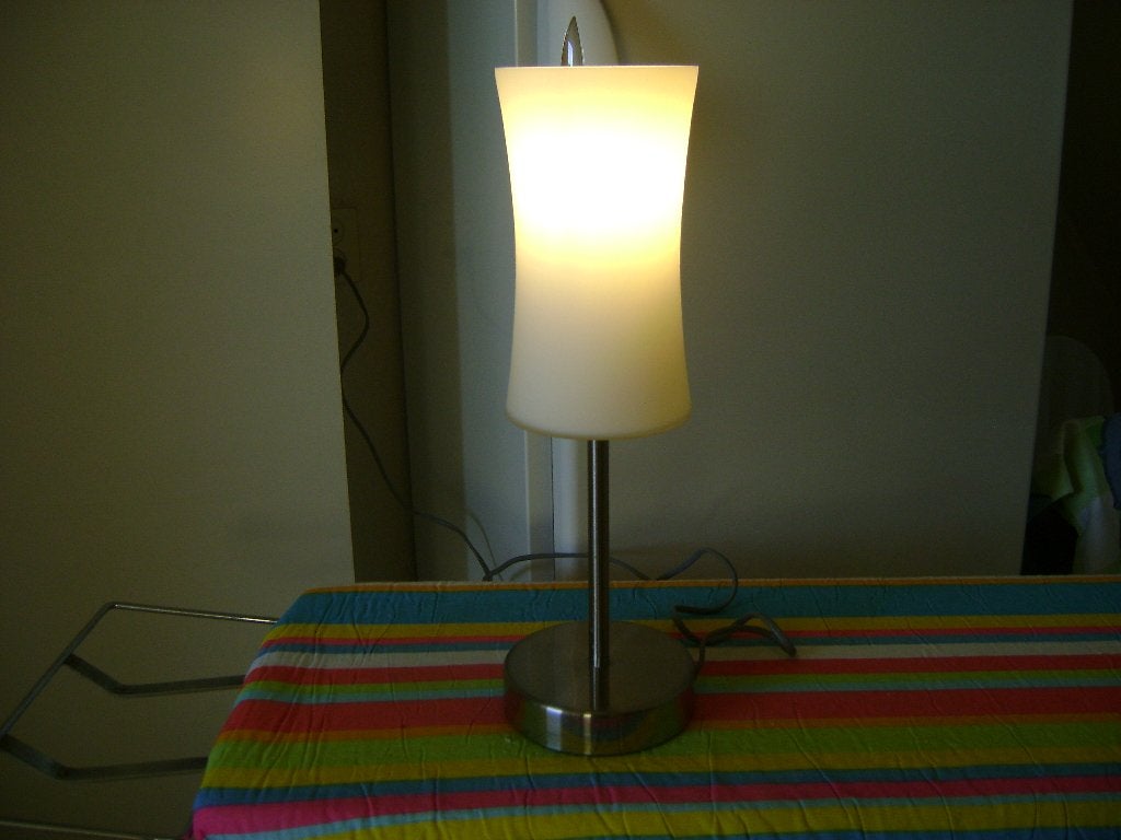 wit glazen tafellamp op chrome voet 39cm hoog x11rond edi li, Inclusief lichtbron, 39 cm, Ophalen of Verzenden, Zo goed als nieuw