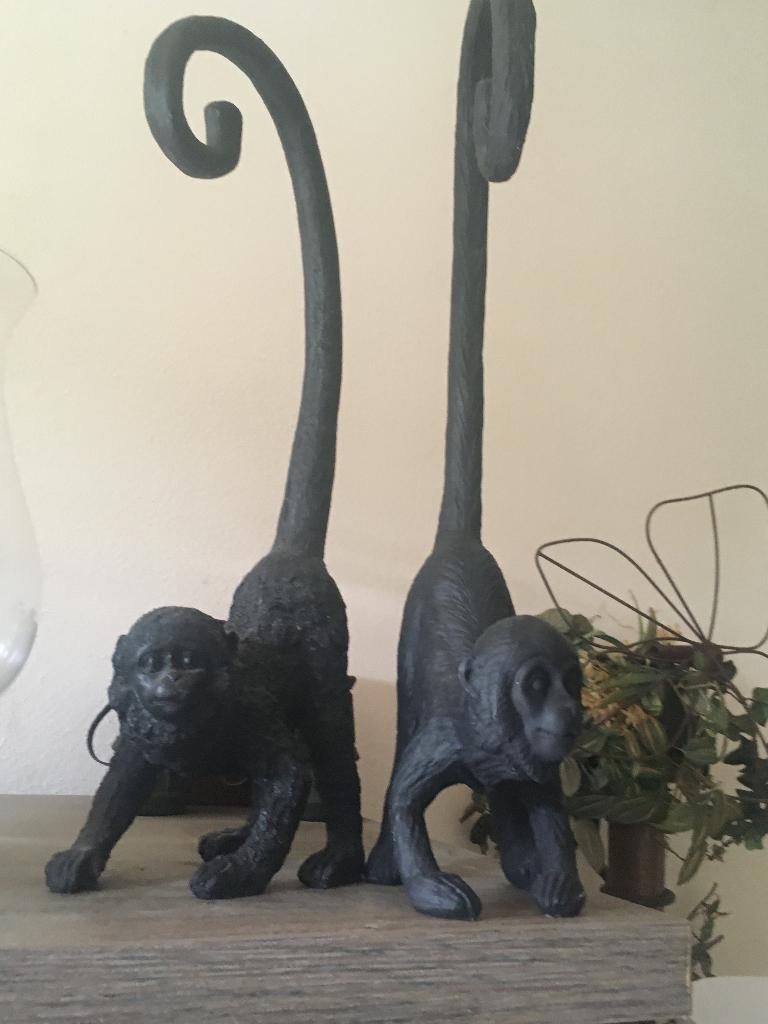 2 decoratieve slinger apen,hangen en staan, Ophalen, Zwart, Kunststof, Zo goed als nieuw