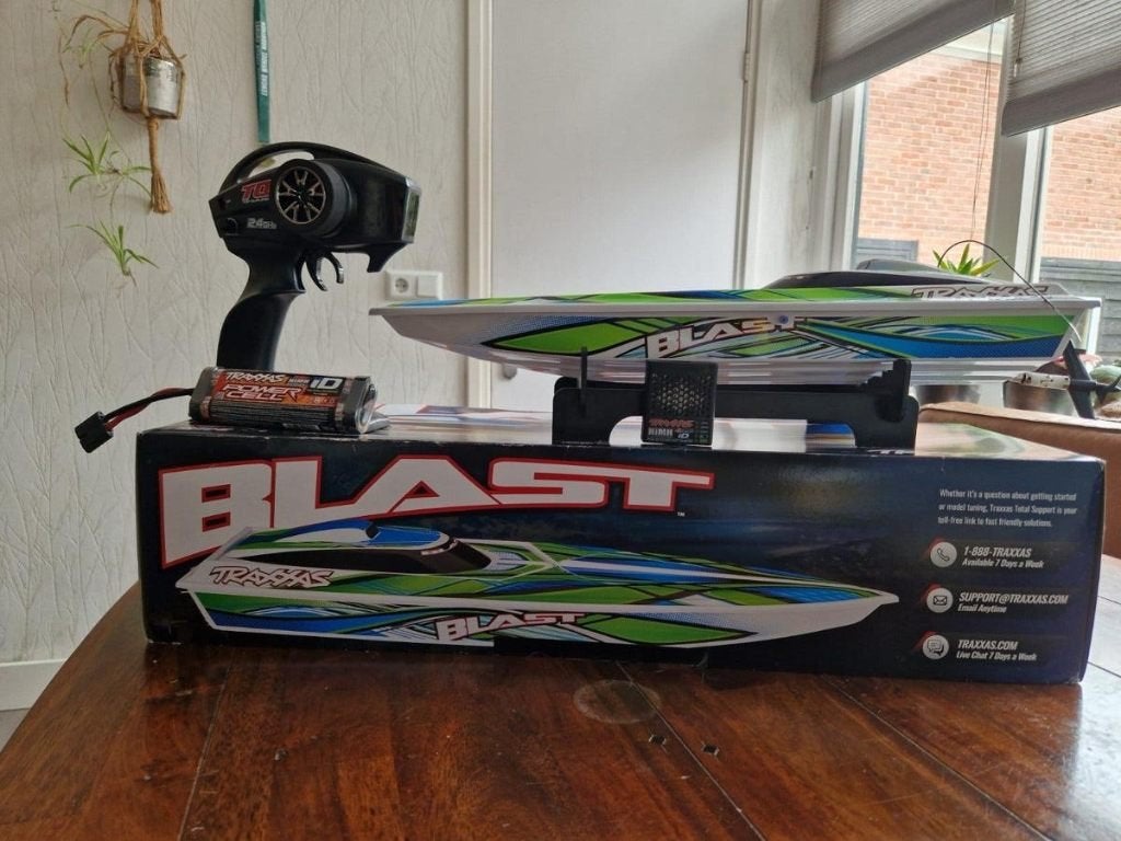 Bestuurbare boot traxxas blast, Ophalen, Nieuw, 1:32 tot 1:50