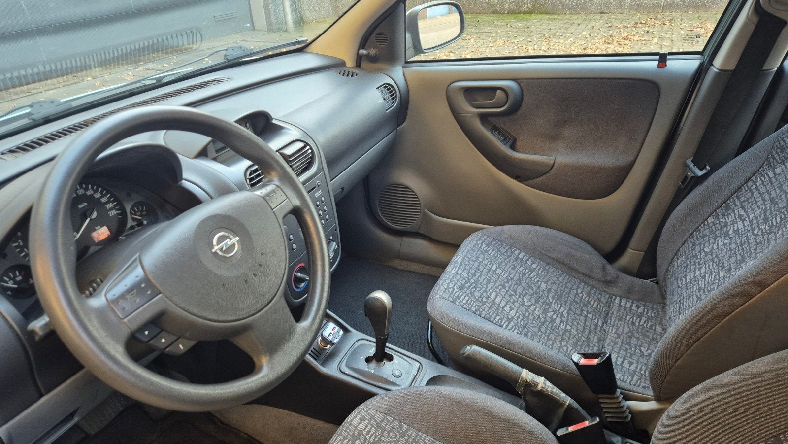 Foto 15 van Opel Corsa 1.2 5D AUTOMAAT | NIEUWE APK | DISTRIBUTIE VV