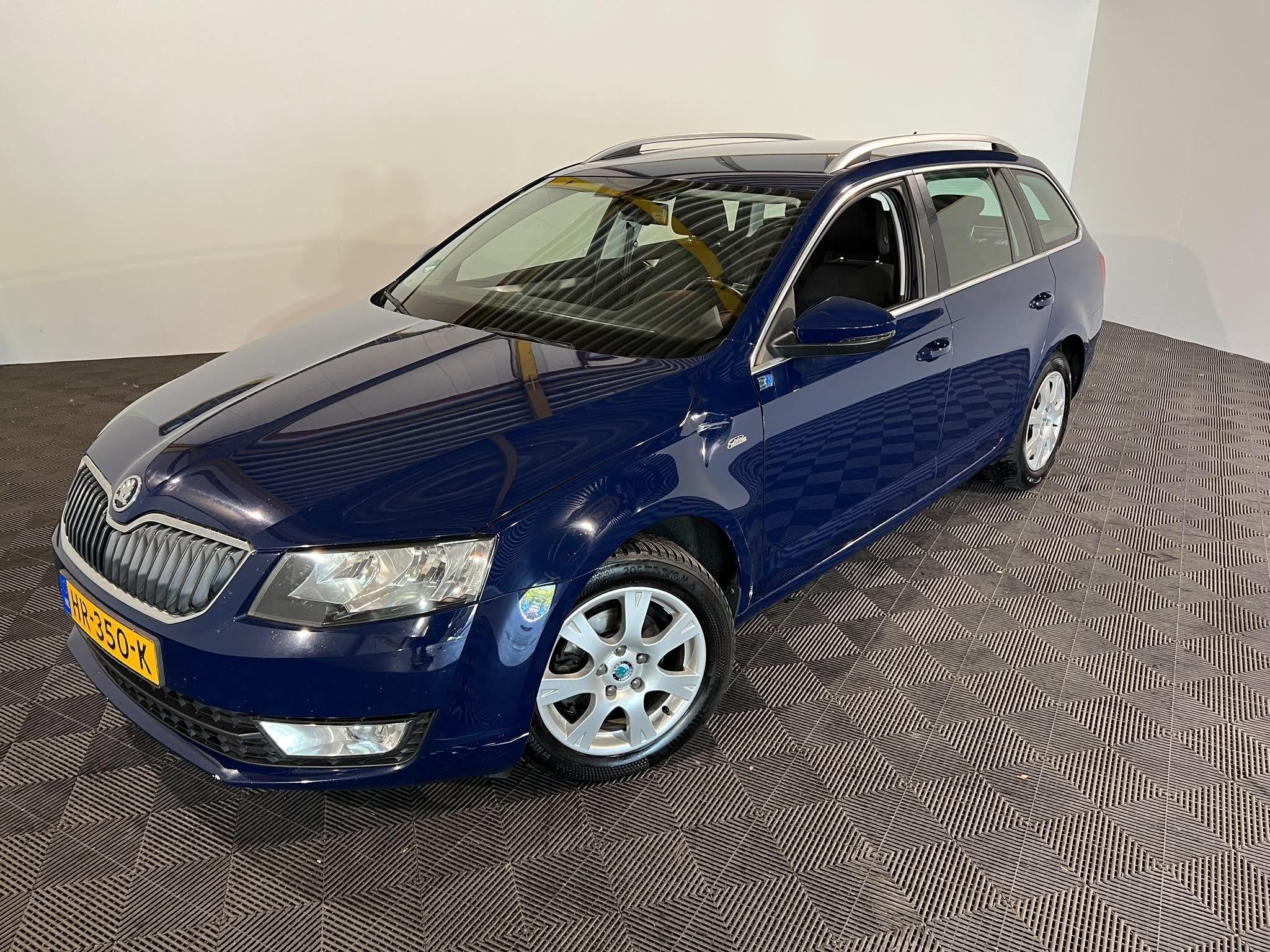 Skoda Octavia Combi 1.6 TDI Greentech Edition Businessline, Stof, Gebruikt, Blauw, Origineel Nederlands