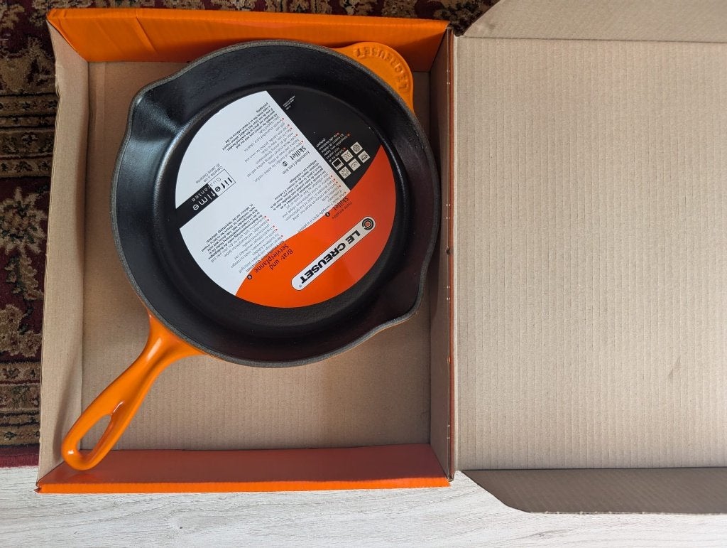 Le Creuset gietijzeren koekenpan (26 cm) – nieuw in doos, Huis en Inrichting, Keuken | Potten en Pannen, Ophalen, Gietijzer, Nieuw