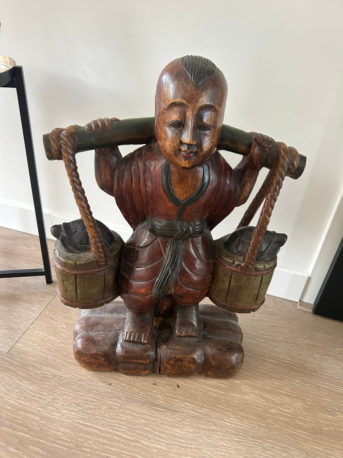 Vintage Houten Beeld: man met Emmer, Ophalen of Verzenden, Handgemaakt, 20 - 50 cm, Beeld