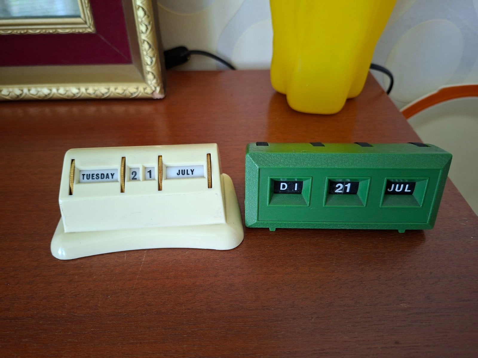 Twee stuks vintage eeuwigdurende kalender, Ophalen