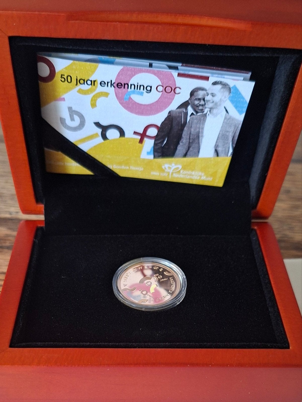 Herdenkingsmunt 50 jaar erkenning COC in luxe cassette, Postzegels en Munten, Munten | Nederland, Koningin Beatrix, Geboorte of Huwelijk