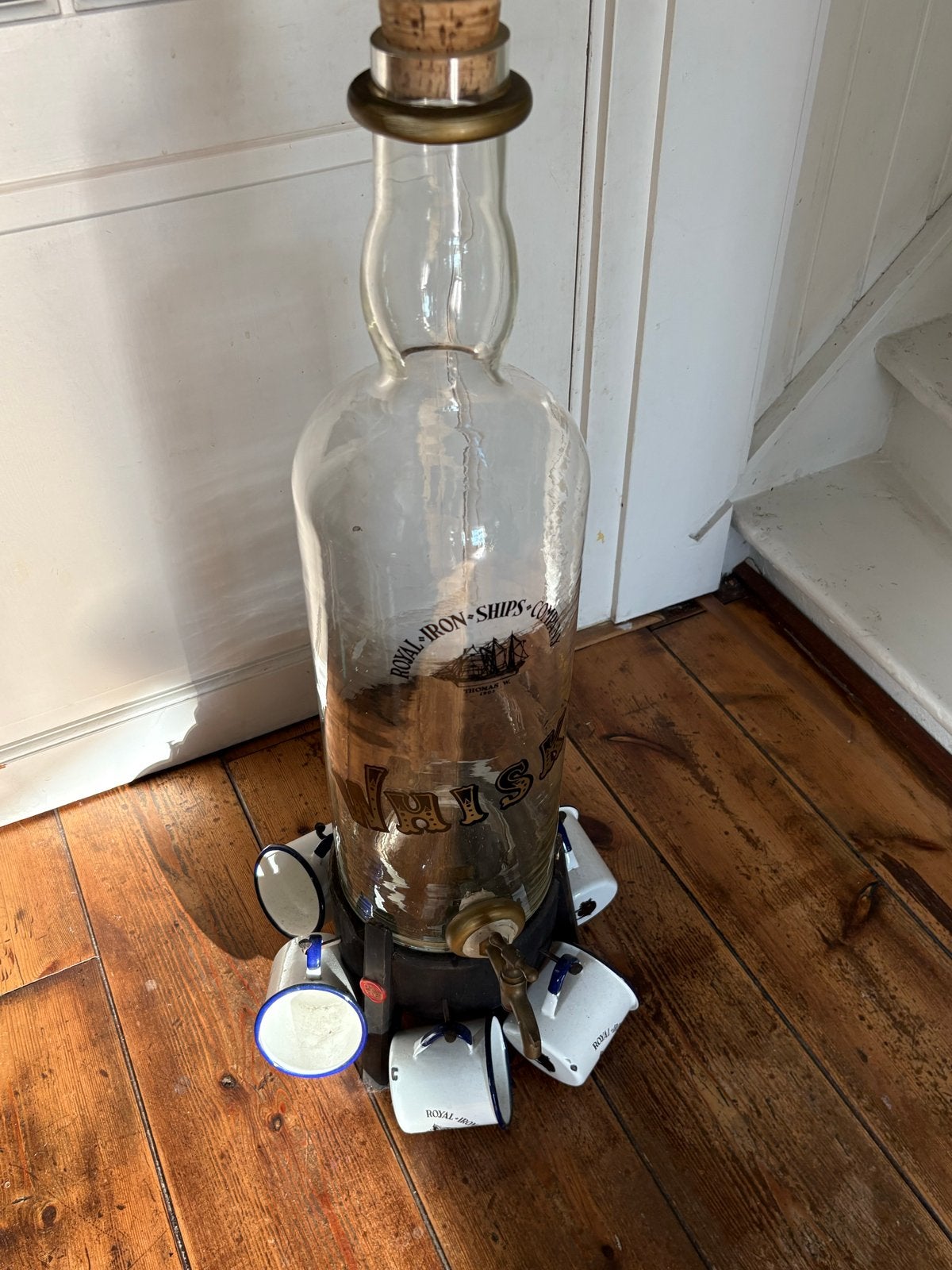 Antieke Royal Iron Ships Company drankdispenser met bekers, Ophalen