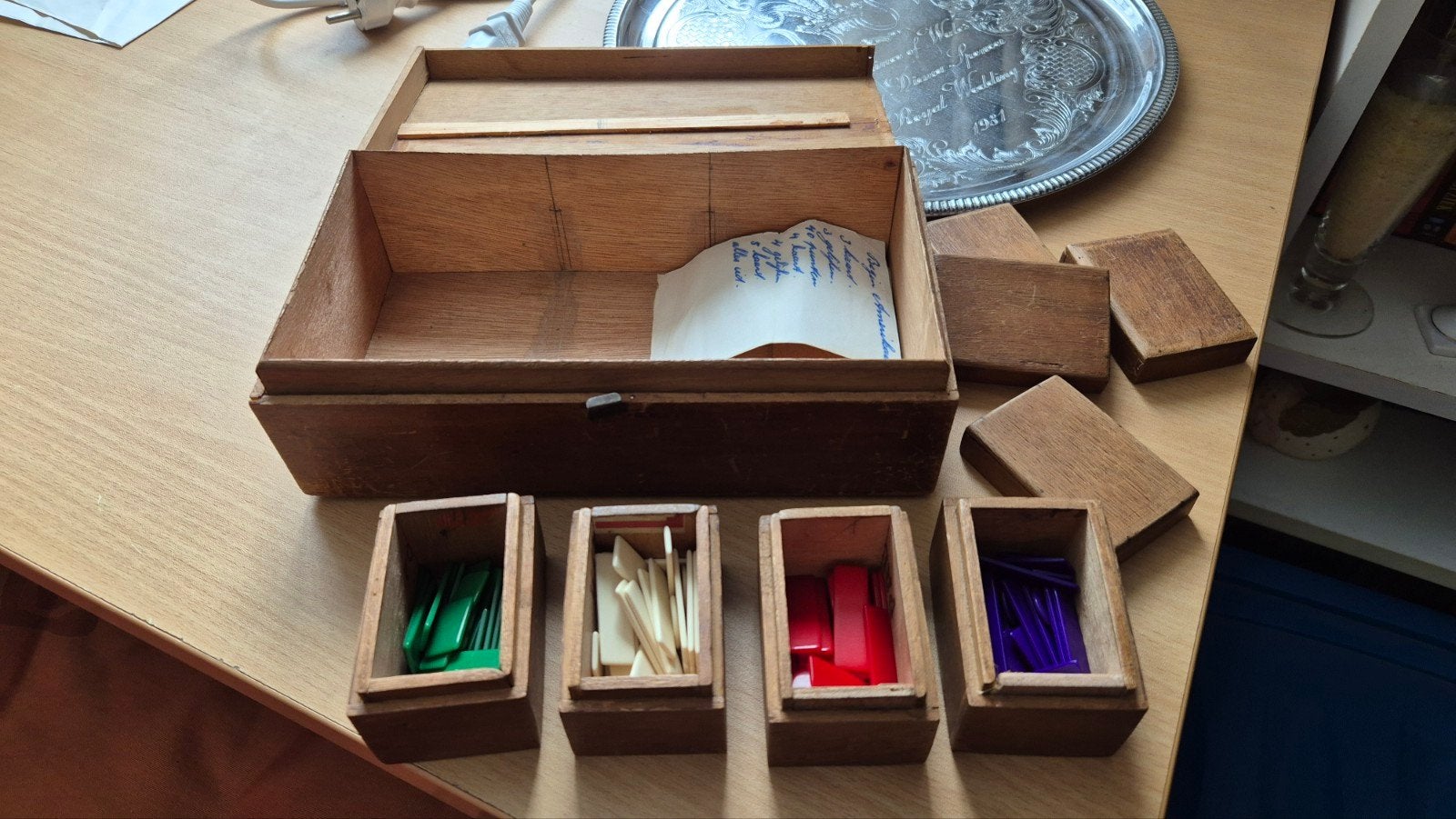 Vintage houten doos met gekleurde fiches vr kaartspel wiezen, Ophalen of Verzenden, Gebruikt