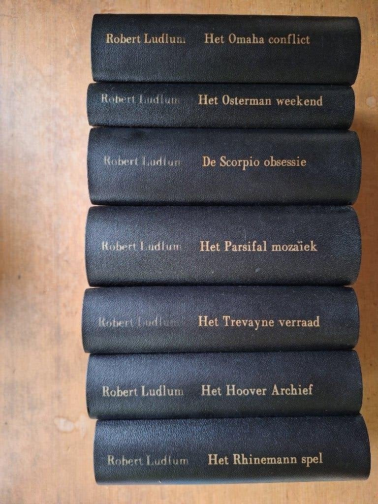Robert Ludlum 7x ingebonden hardcovers, Ophalen of Verzenden, Gelezen, Robert Ludlum