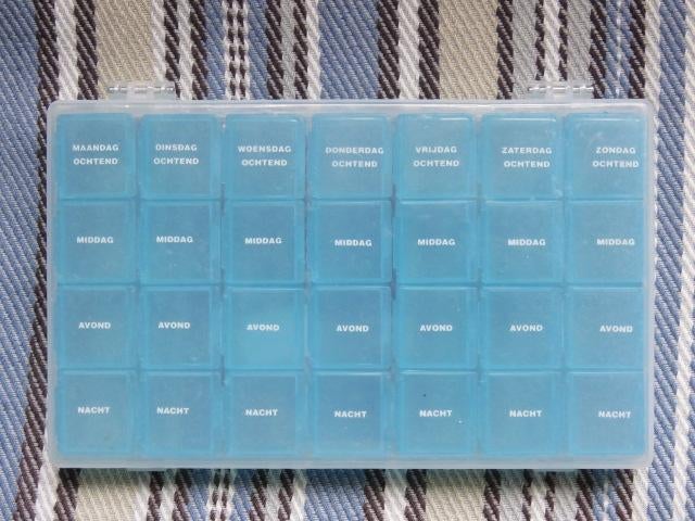 ZGAN pillendoos met 7x4 vakjes, per dag uitneembaar, Diversen, Verpleegmiddelen, Ophalen of Verzenden, Zo goed als nieuw