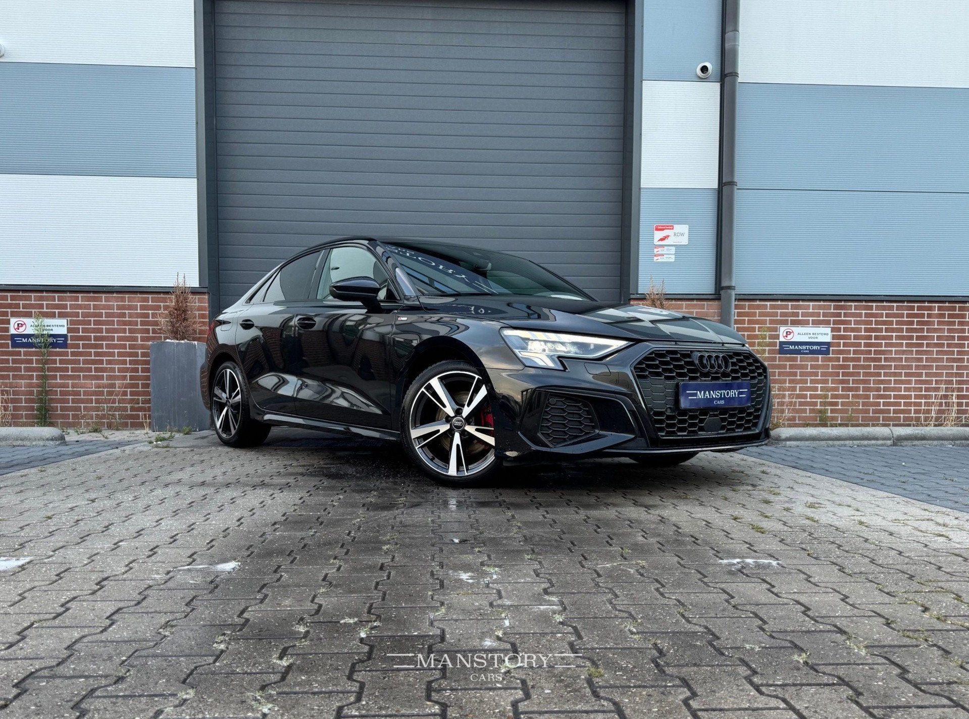 Audi A3 Limousine 35 TFSI 3x S-line full option, 4 cilinders, 150 pk, Zwart, Bedrijf