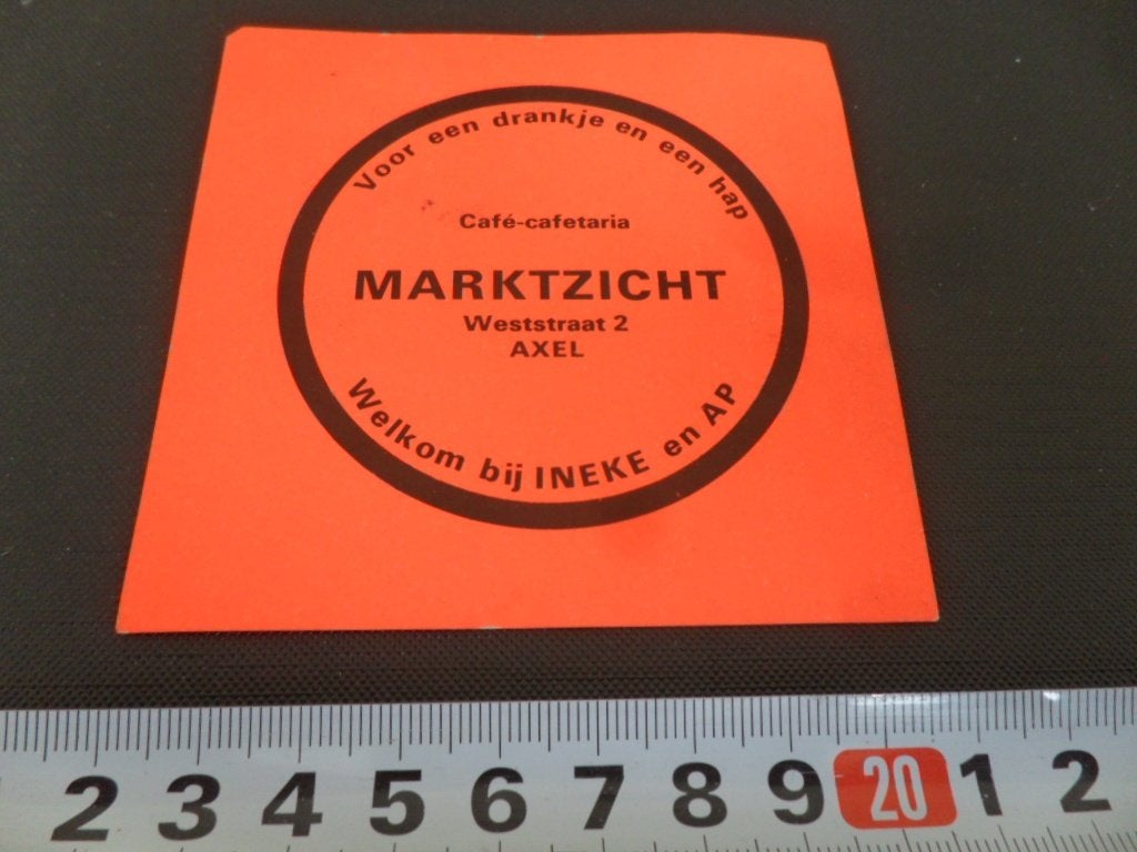 sticker axel café cafetaria MARKTZICHT welkom bij ineke + ap, Ophalen of Verzenden, Zo goed als nieuw