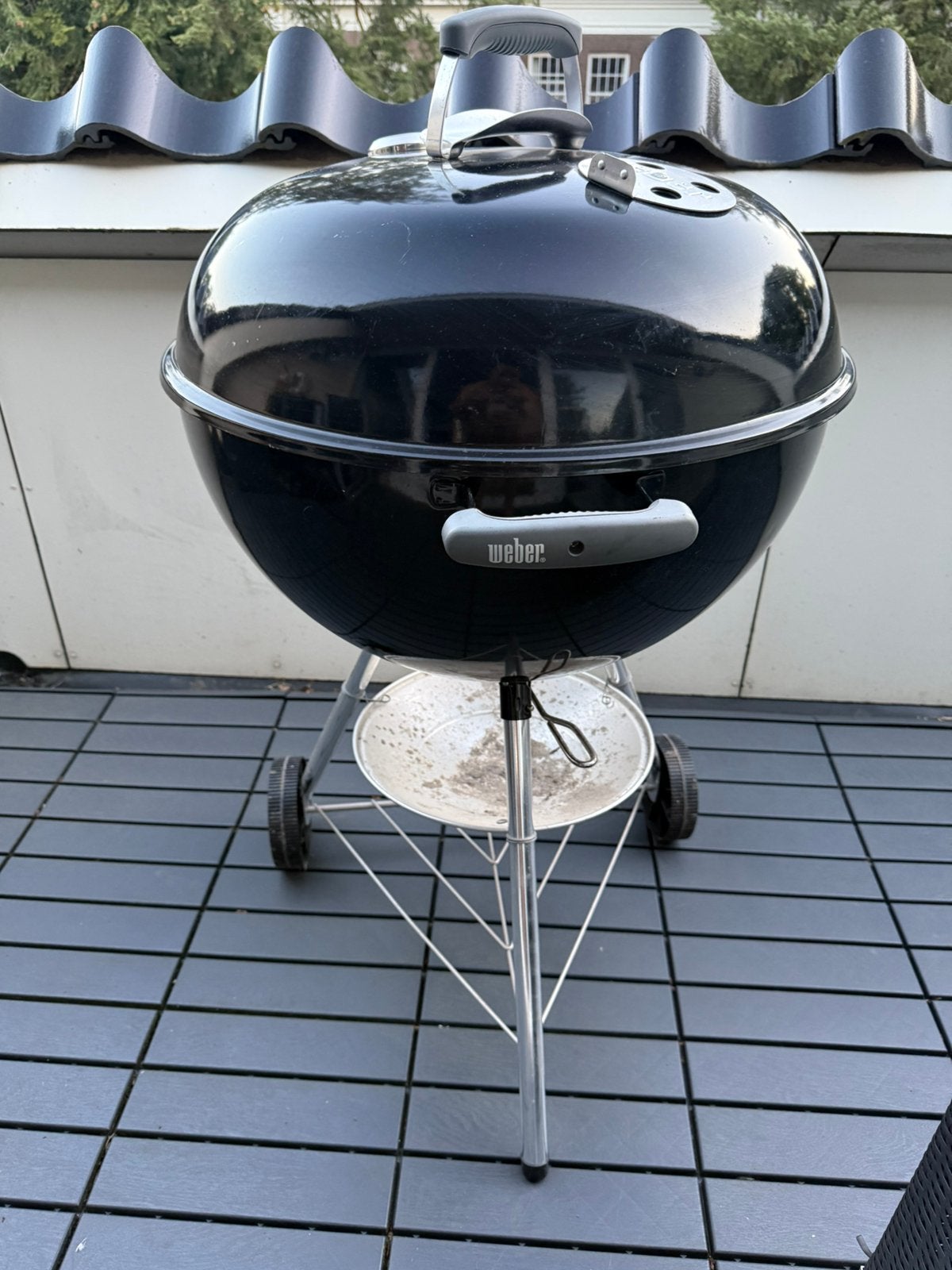 Weber 57 cm houtskoolbarbecue met thermometer, Ophalen of Verzenden, Zo goed als nieuw