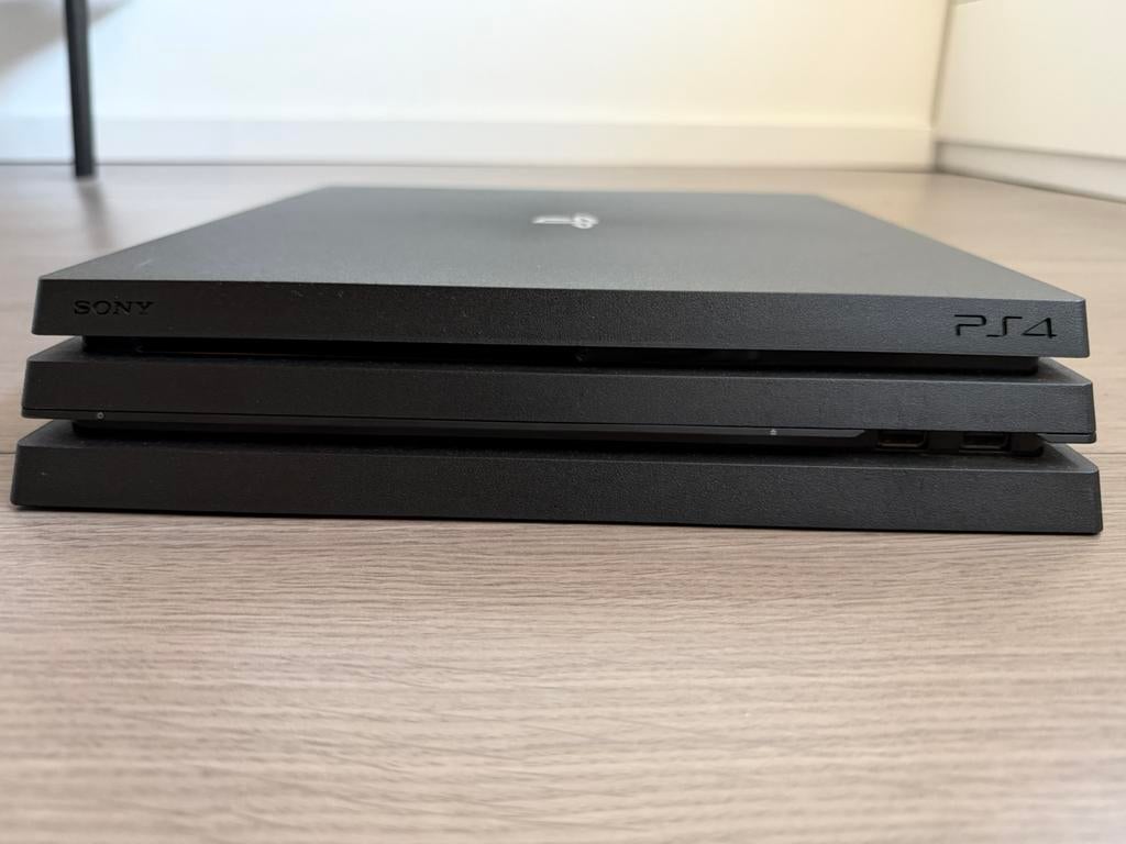 Playstation 4 pro, Ophalen, Zo goed als nieuw, Met 2 controllers, Pro