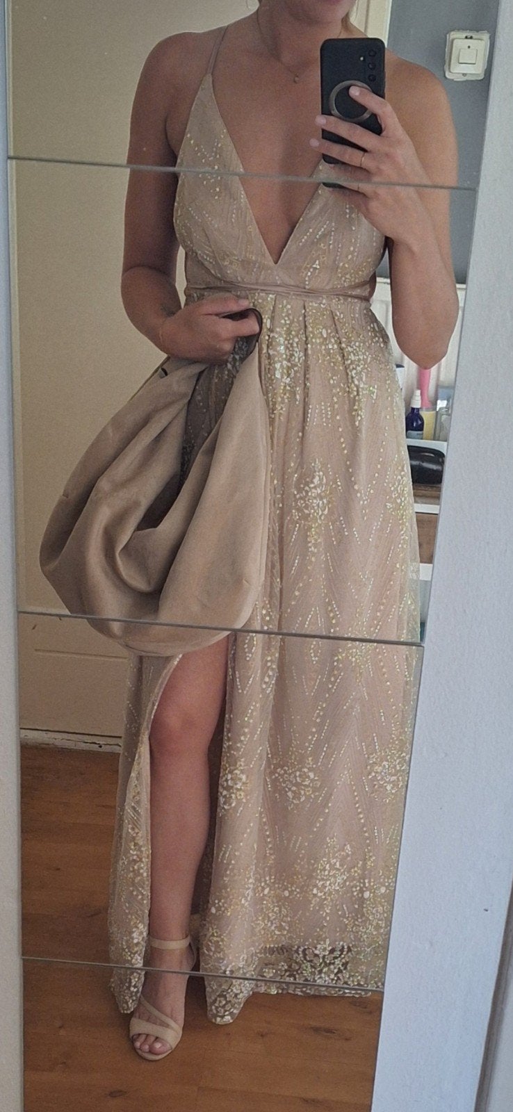 A-lijn Galajurk met diepe V-hals en split maat 36, Kleding | Dames, Ophalen of Verzenden, Zo goed als nieuw, Maat 36 (S), Beige