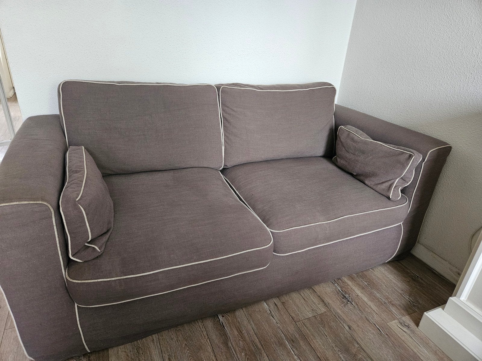 Comfortabele tweepersoonsbank  Taupe met witte bies ., Ophalen, Modern, Comfortabel, Gebruikt, Tweepersoons