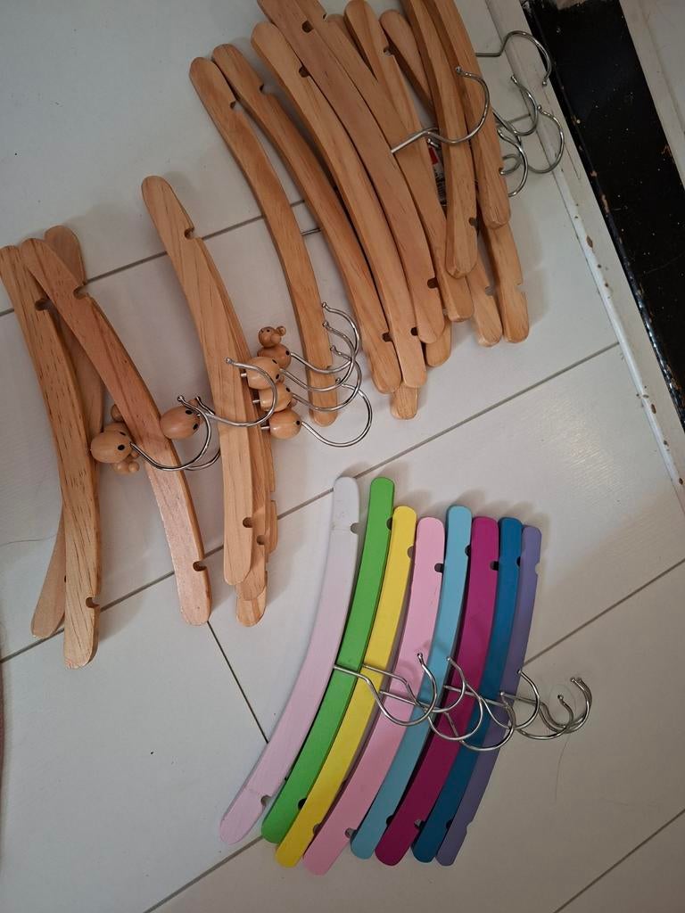 28 Houten Baby Kledinghangers - Natuurlijk & Kleurrijk, Kleding | Dames, Kledinghangers, Ophalen, Gebruikt, Hout, Kinderen