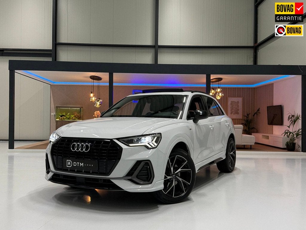 Audi Q3 3x S-Line | Black edition| Pano | Matrix Led | CarPl, 4 cilinders, 150 pk, 1505 kg, Leder en Stof