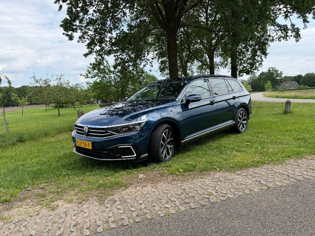Volkswagen Passat 1.4 GTE | AUT | Pano | Leder | APK | Full!, 4 cilinders, Blauw, Hybride Elektrisch/Benzine, Passat