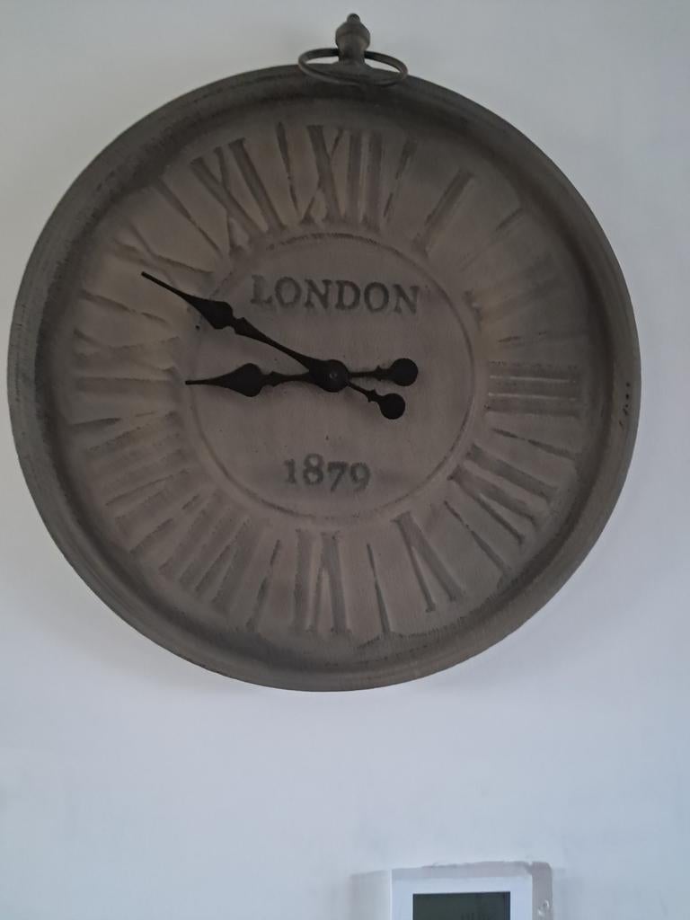 Grote Taupe Wandklok met Romeinse Cijfers - London 1879, Huis en Inrichting, Ophalen of Verzenden, Gebruikt, Analoog, Wandklok