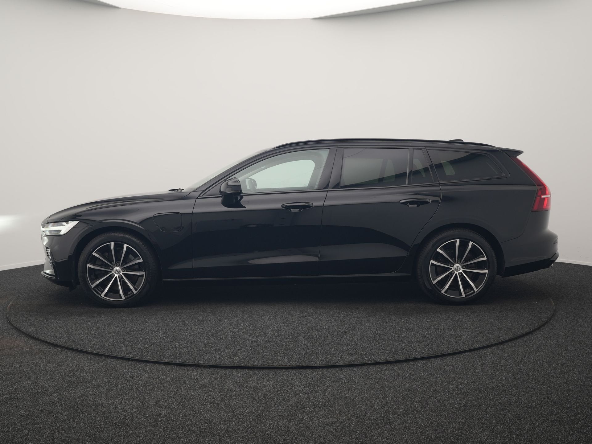 Volvo V60 T6 AWD Plus Dark PHEV 350pk Dealer O.H. | Trekhaak, Auto's, Volvo, Automaat, Zwart, 4 cilinders, Zwart